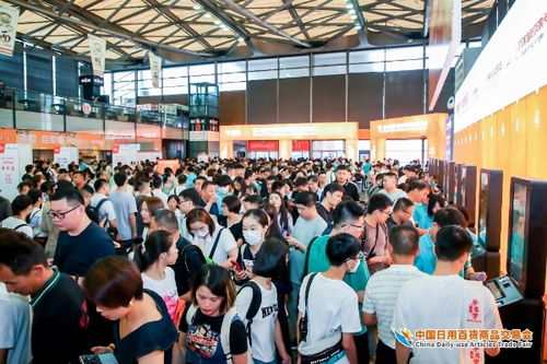 人流如潮星聚上海 第116屆中國(guó)日用百貨商品交易會(huì)盛大開(kāi)幕
